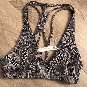 Black and white lululemon sports bra